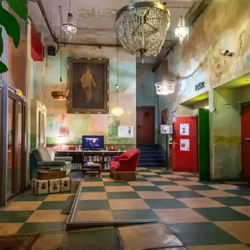 Commune-Image_Hall-min